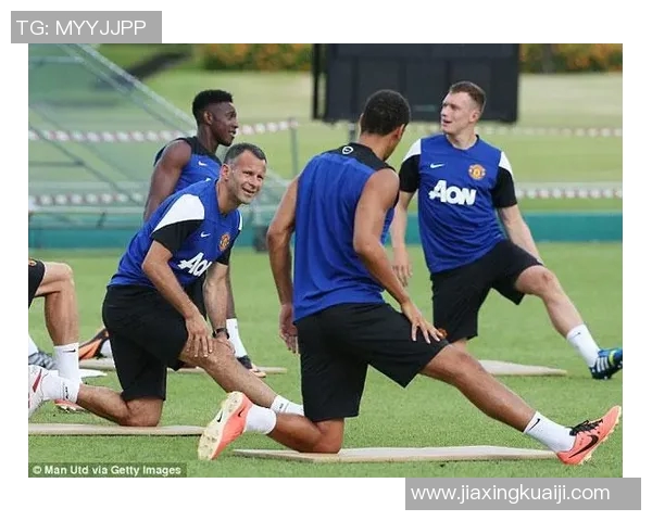 足球明星训练时压腿高清图片展现运动员的力量与优雅 足球明星训练时压腿高清图片展现运动员的力量与优雅